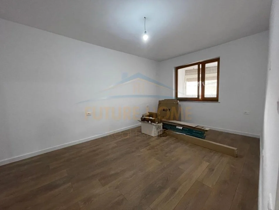 Tirane, shitet apartament 2+1+Ballkon Kati 2, 96 m² 235.000 € (Pazari i Ri)