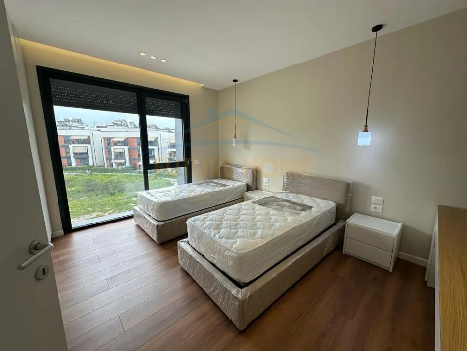 Tirane, jepet me qera apartament 2+1+Ballkon+Post Parkimi,  Kati 1, 118 m² 1.300 € (Liqeni i Thate)