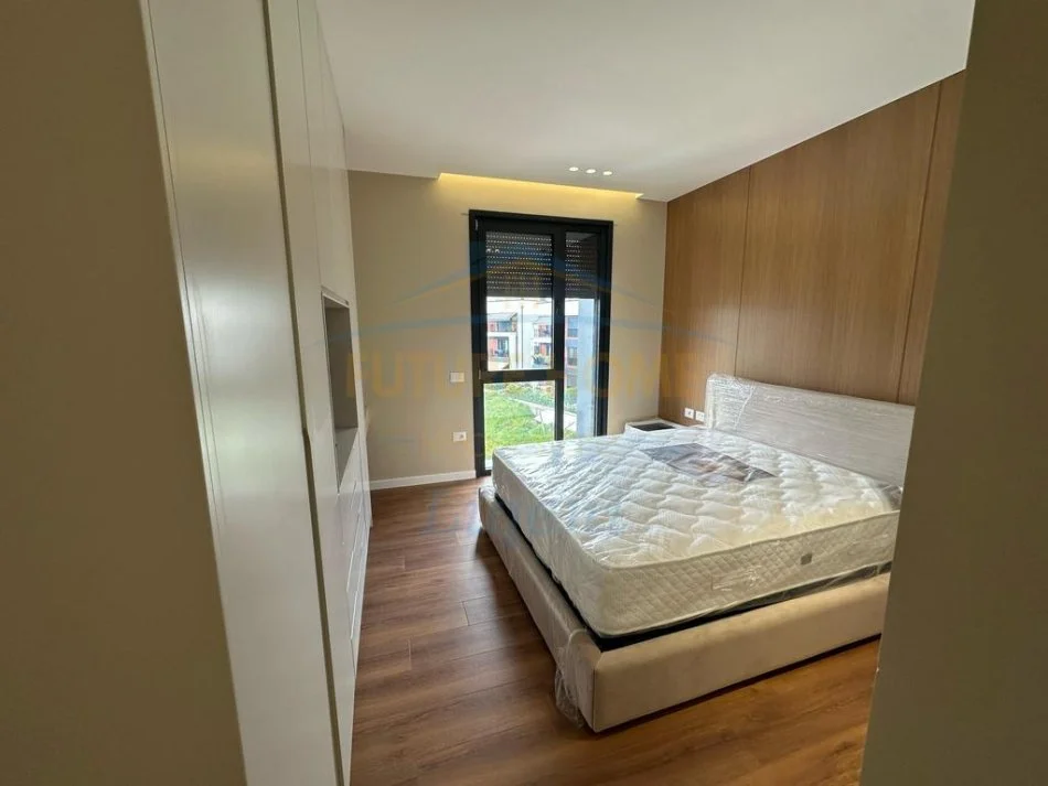 Tirane, jepet me qera apartament 2+1+Ballkon+Post Parkimi,  Kati 1, 118 m² 1.300 € (Liqeni i Thate)