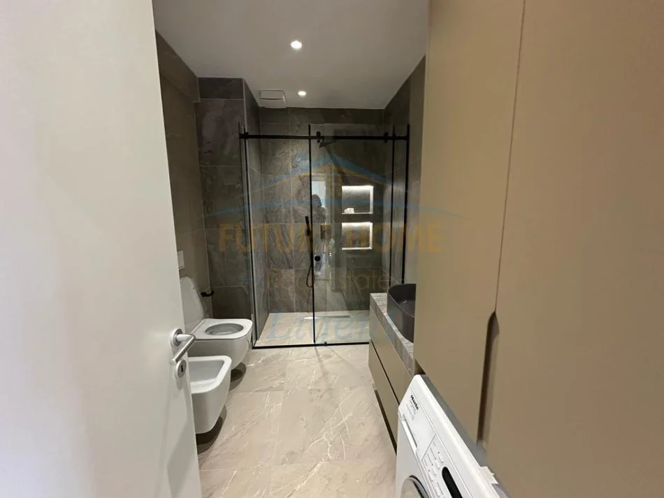 Tirane, jepet me qera apartament 2+1+Ballkon+Post Parkimi,  Kati 1, 118 m² 1.300 € (Liqeni i Thate)