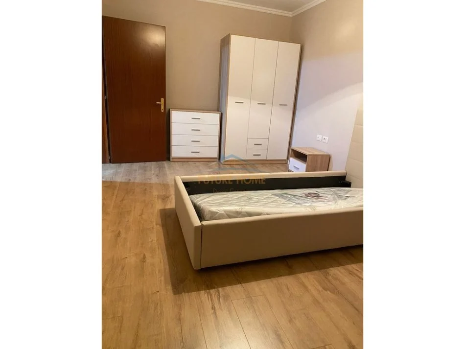 Tirane, jepet me qera apartament 2+1 Kati 2, 76 m² 500 € (BRRYLI)