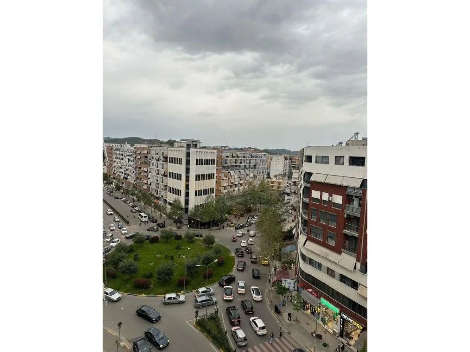 Tirane, shitet dyqan Kati 1, 326 m² 881.000 € (Astir)