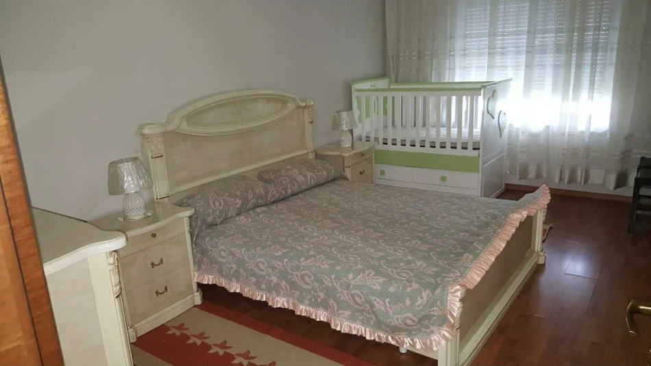 Tirane, jepet me qera apartament 1+1+Aneks+Ballkon Kati 3, 85 m² 550 € 