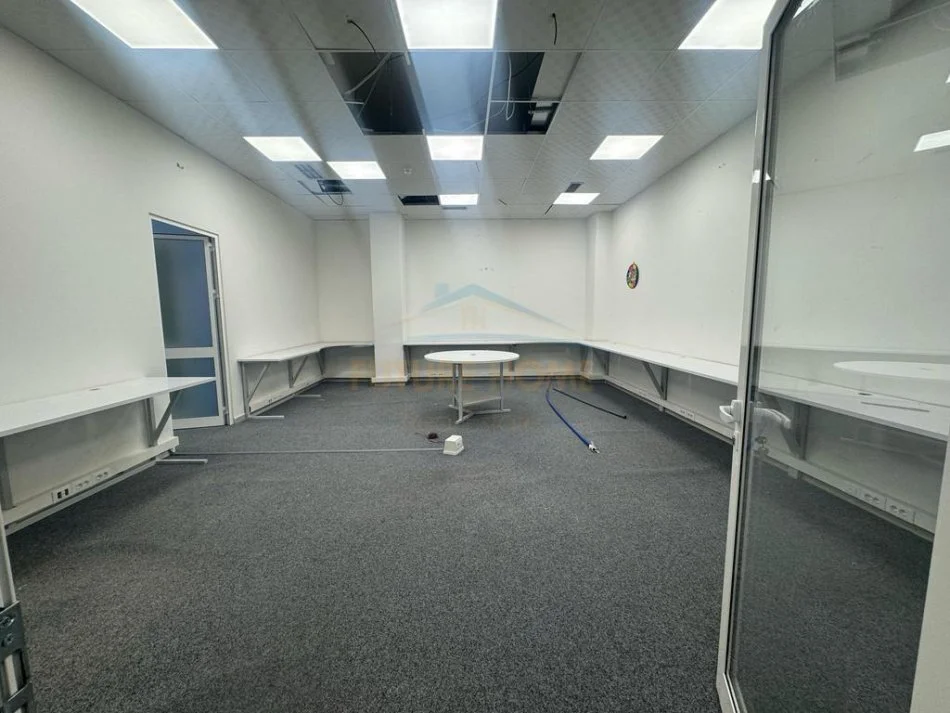 Tirane, jepet me qera ambjent biznesi Kati 0, 204 m² 3.200 € (Siri Kodra)