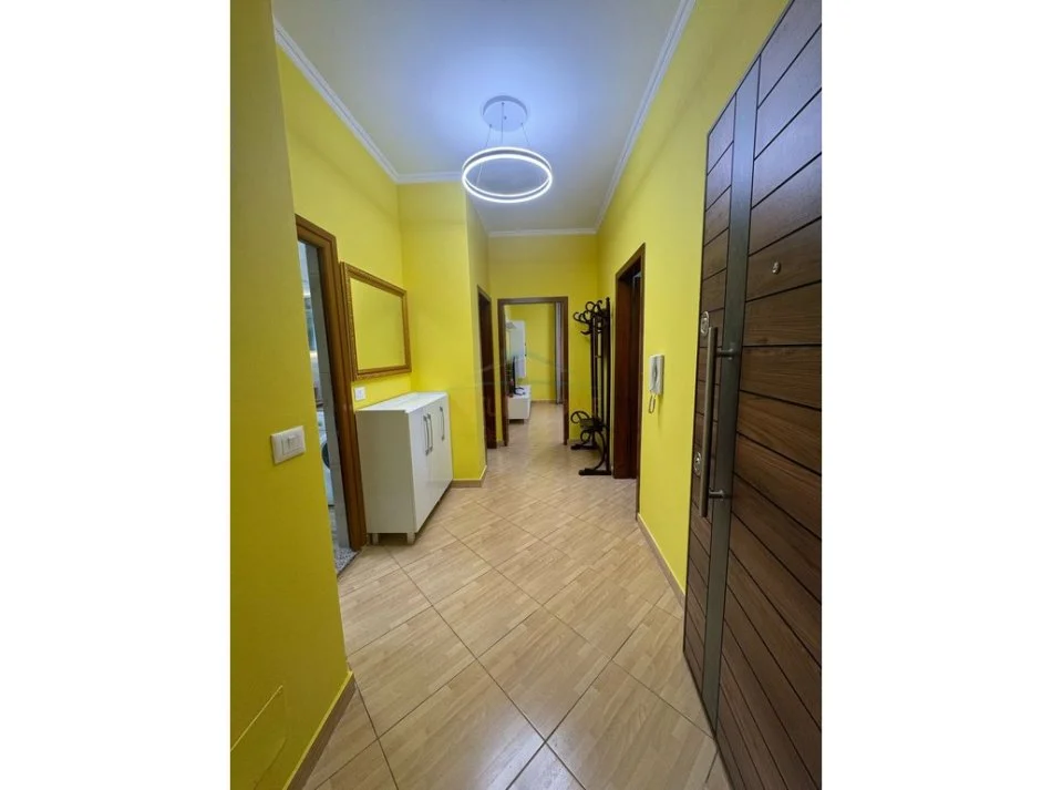 Tirane, jepet me qera apartament 1+1 Kati 3, 95 m² 600 € (Don Bosko)