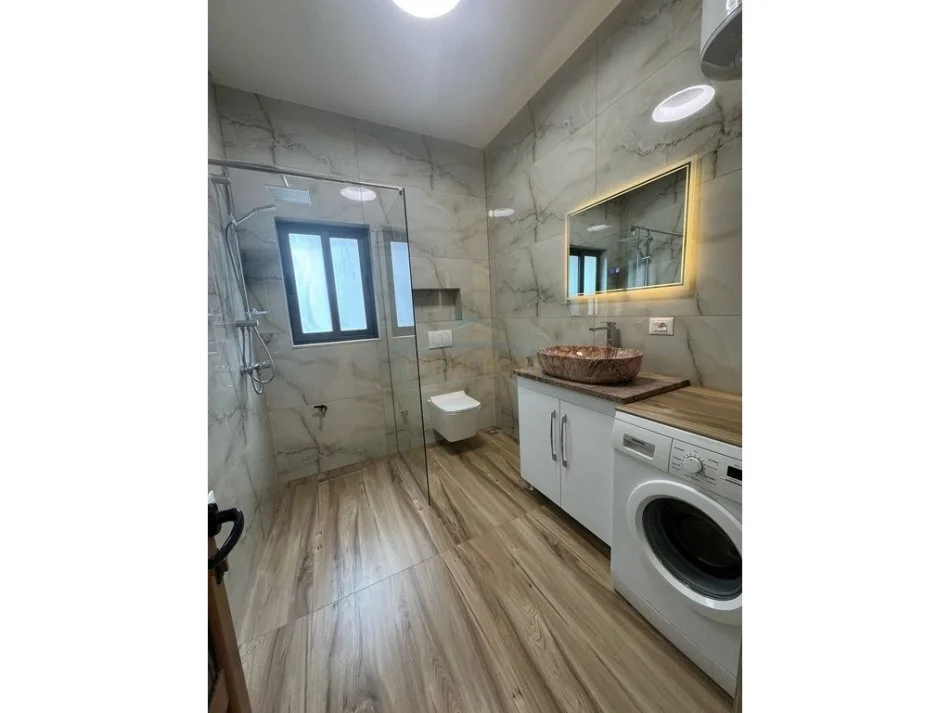 Tirane, jepet me qera apartament 1+1 Kati 3, 95 m² 600 € (Don Bosko)