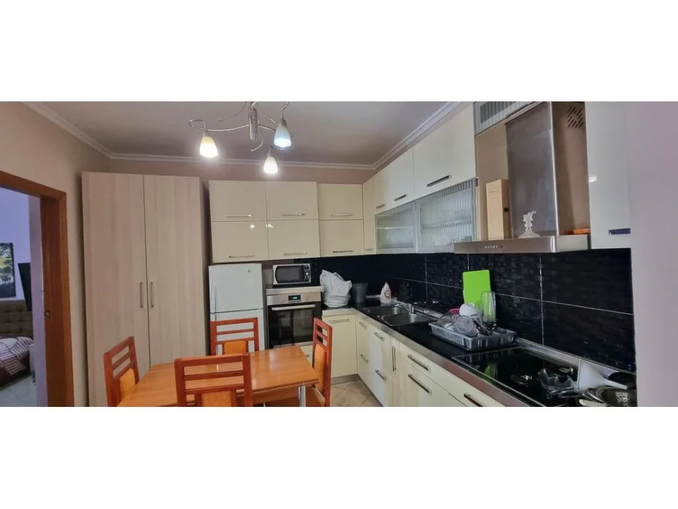 Tirane, jepet me qera apartament 1+1 Kati 3, 72 m² 400 € (Yzberisht)