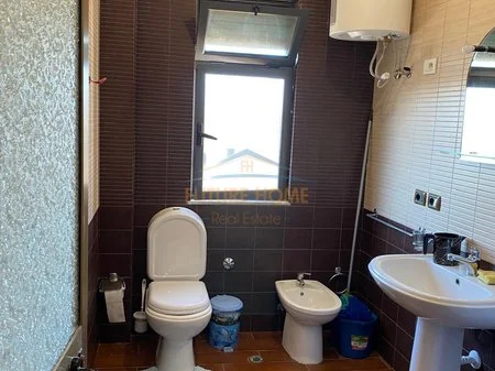 Shitet, Vilë 3-katëshe, pranë Shkollës Ramazan Jarani, Tiranë. AREA52417