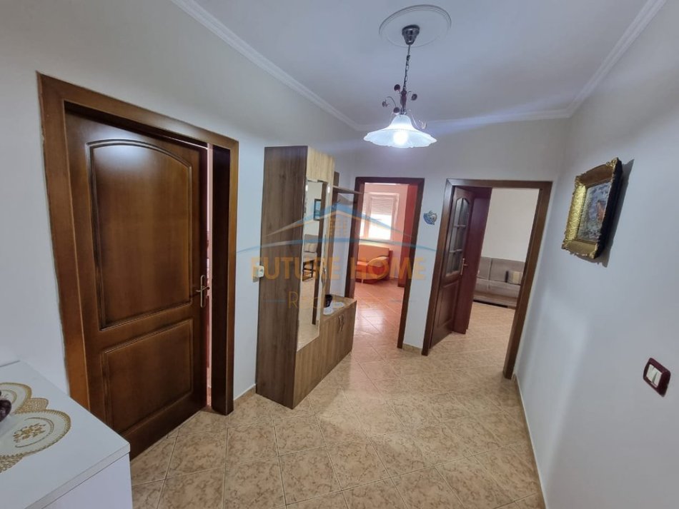 Tirane, jepet me qera apartament 2+1+Ballkon Kati 3, 74 m² 500 € (Rruga Hoxha Tahsim)