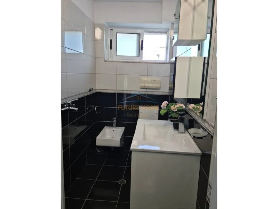 Tirane, jepet me qera apartament 3+1 , 104 m² 500 € (selite)
