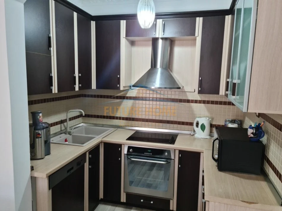 Tirane, jepet me qera apartament 3+1 , 104 m² 500 € (selite)