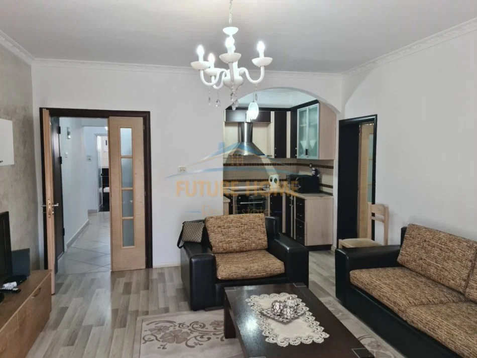 Tirane, jepet me qera apartament 3+1 , 104 m² 500 € (selite)