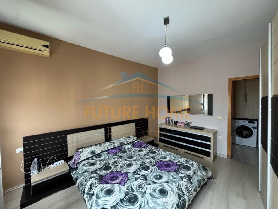 Tirane, jepet me qera apartament 1+1 Kati 7, 70 m² 420 € (Unazën e Re pranë Hotel Martinaj)