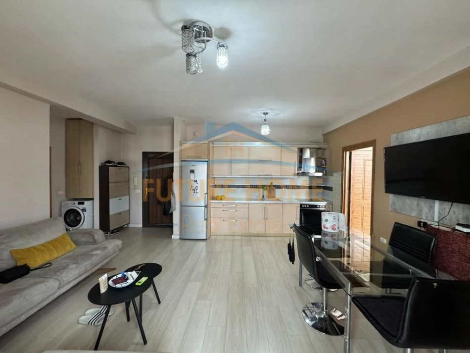 Tirane, jepet me qera apartament 1+1 Kati 7, 70 m² 420 € (Unazën e Re pranë Hotel Martinaj)