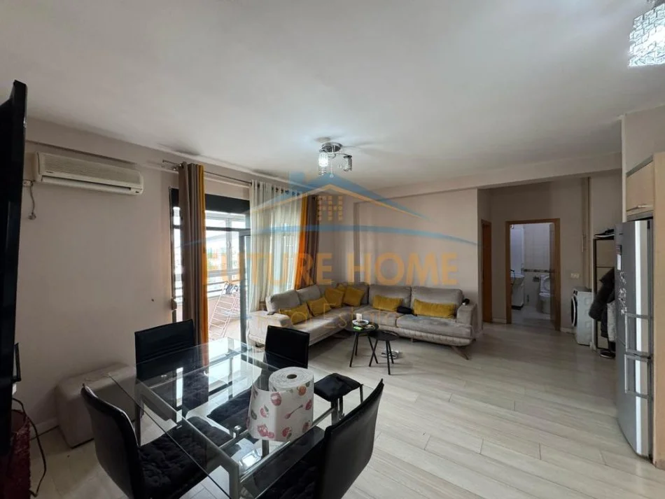Tirane, jepet me qera apartament 1+1 Kati 7, 70 m² 420 € (Unazën e Re pranë Hotel Martinaj)