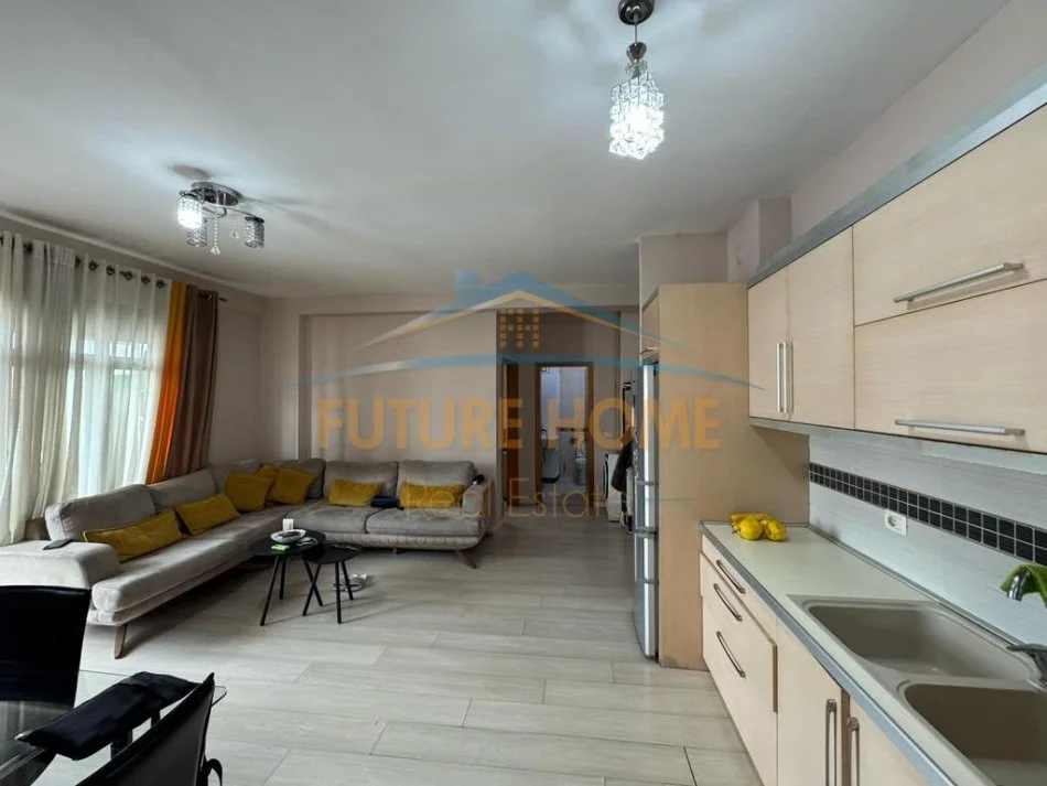 Tirane, jepet me qera apartament 1+1 Kati 7, 70 m² 420 € (Unazën e Re pranë Hotel Martinaj)