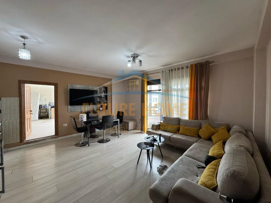 Tirane, jepet me qera apartament 1+1 Kati 7, 70 m² 420 € (Unazën e Re pranë Hotel Martinaj)
