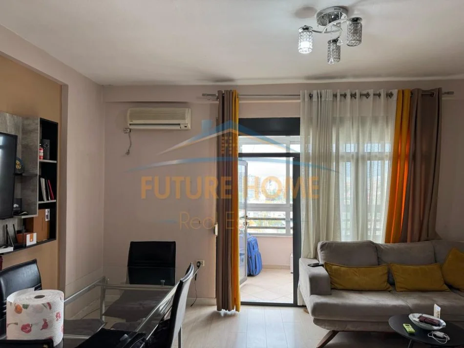 Tirane, jepet me qera apartament 1+1 Kati 7, 70 m² 420 € (Unazën e Re pranë Hotel Martinaj)