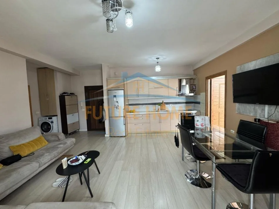 Tirane, jepet me qera apartament 1+1 Kati 7, 70 m² 420 € (Unaza e Re)