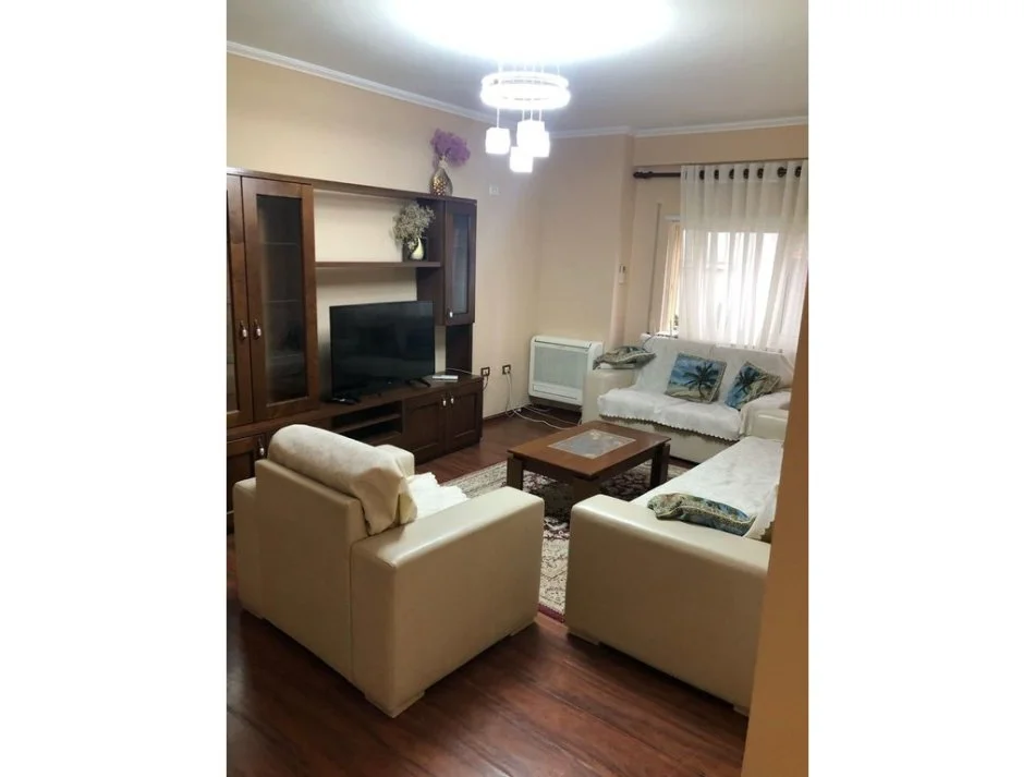 Tirane, jepet me qera apartament 2+1 Kati 3, 100 m² 450 € (Ali Demi)