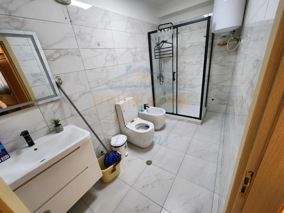 Tirane, jepet me qera 2+1 Kati 1, 133 m² 800 € (Kopshti Botanik)