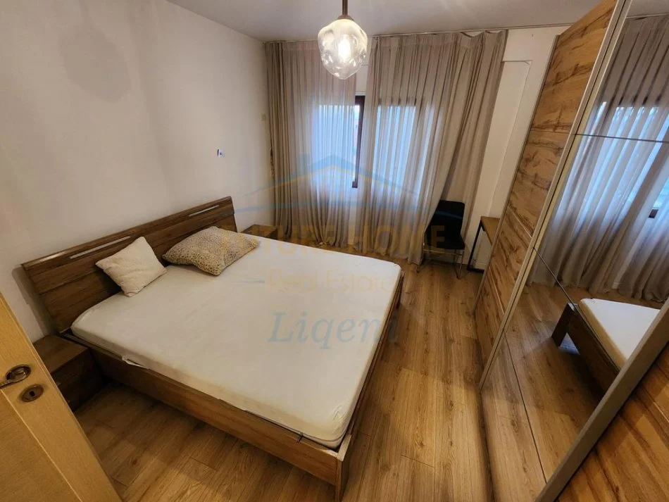 Tirane, jepet me qera apartament 2+1 Kati 1, 133 m² 800 € (Liqeni i thate)