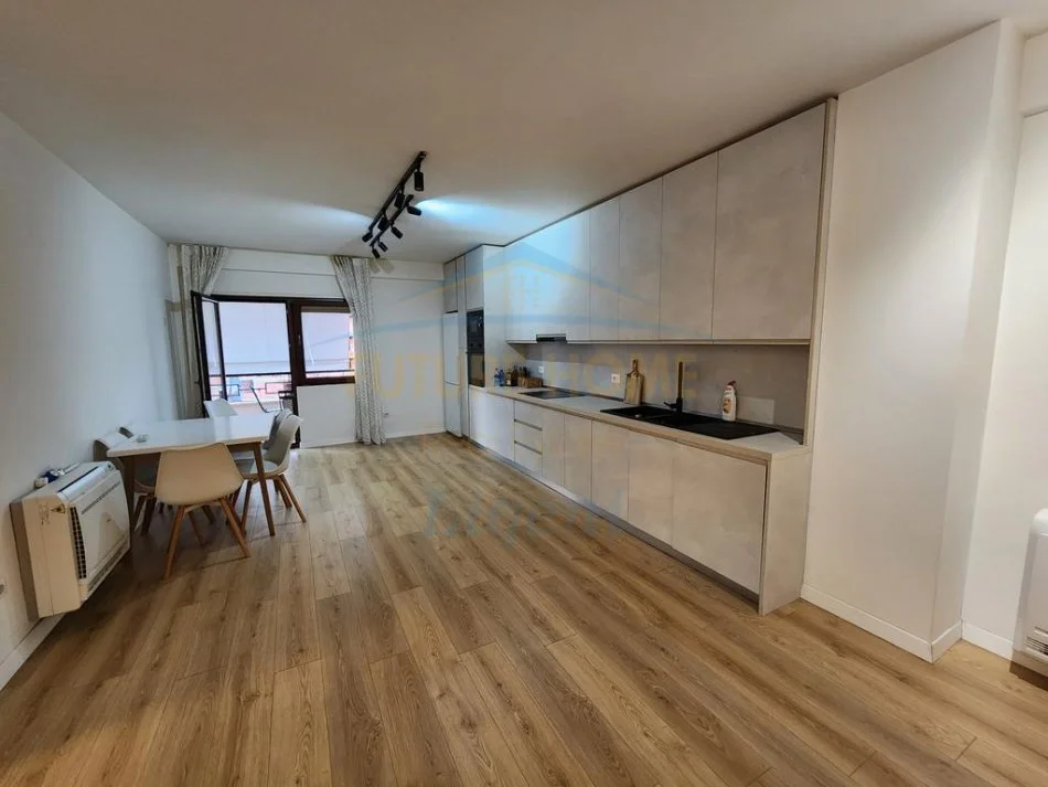Tirane, jepet me qera apartament 2+1 Kati 1, 133 m² 800 € (Liqeni i thate)