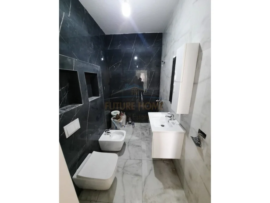 Tirane, jepet me qera apartament 2+1+Ballkon Kati 2, 102 m² 600 € (Kompleksi FZ)