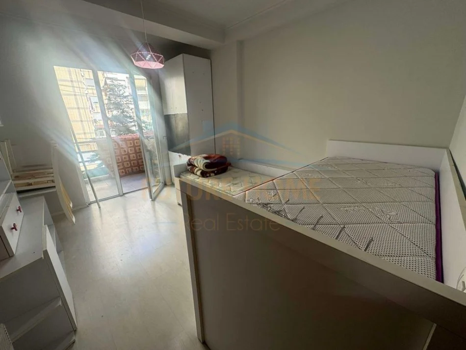 Tirane, jap me qera apartament 2+1 Kati 3, 100 m² 450 € (UNAZA E RE)