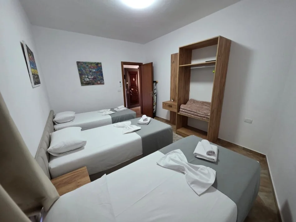 Tirane, jepet me qera apartament 2+1+Ballkon Kati 3, 90 m² 600 € (Rruga Rrapo Hekali)