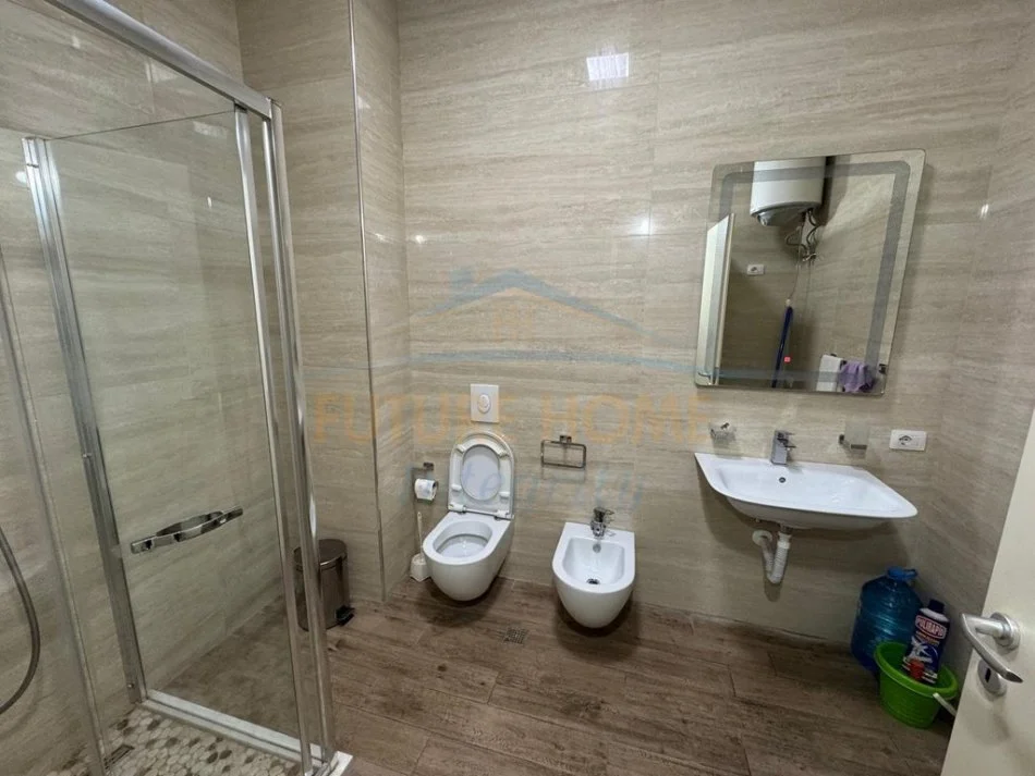 Tirane, jepet me qera apartament 1+1 Kati 4, 65 m² 400 € (Liqeni I Thatë)