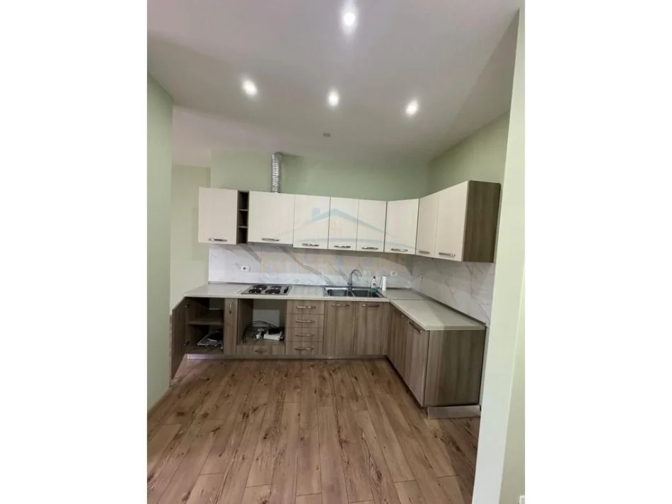 Tirane, jepet me qera apartament 1+1 Kati 4, 65 m² 400 € (Liqeni I Thatë)
