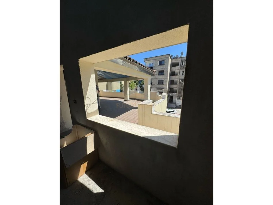 Tirane, shitet Vile 3 Katshe Kati 0, 240 m² 300.000 € (Rruga e Dibres)