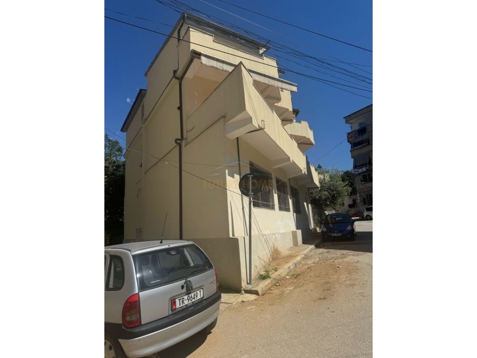 Tirane, shitet Vile 3 Katshe , 240 m² 300.000 € (Rruga e Dibres)