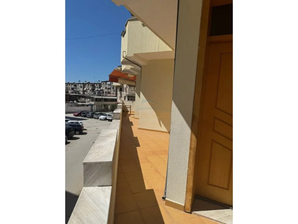 Tirane, shitet Vile 3 Katshe Kati 0, 240 m² 300.000 € (Rruga e Dibres)