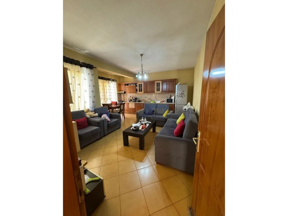 Tirane, shitet Vile 3 Katshe Kati 0, 240 m² 300.000 € (Rruga e Dibres)