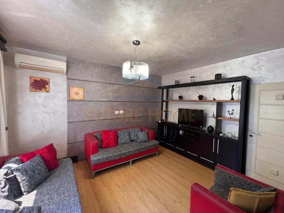 Tirane, jepet me qera apartament 2+1+Ballkon Kati 4, 80 m² 400 € (Rruga petronini luarasi)