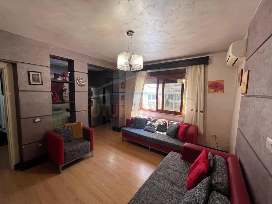 Tirane, jepet me qera apartament 2+1+Ballkon Kati 4, 80 m² 400 € (Rruga petronini luarasi)