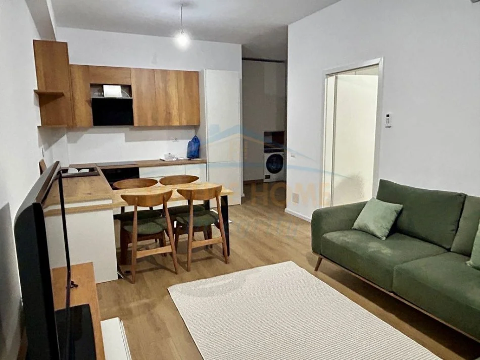 Tirane, jepet me qera apartament 1+1+Ballkon Kati 3, 70 m² 370 € (Ali Demi)