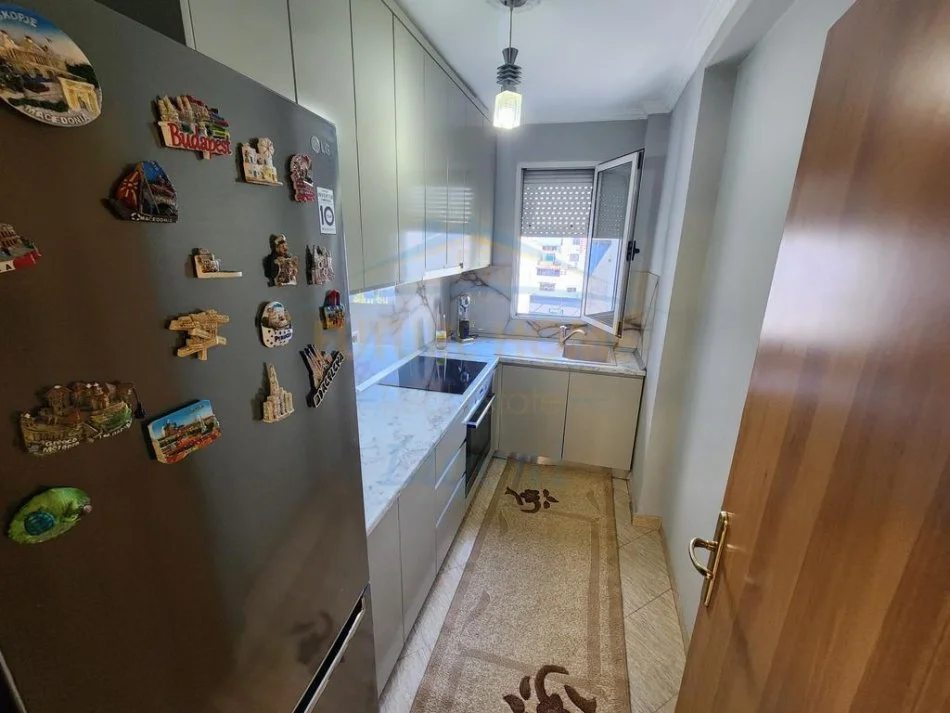 Tirane, jepet me qera apartament 2+1 Kati 5, 70 m² 460 € (Rruga Xhanfize Keko)