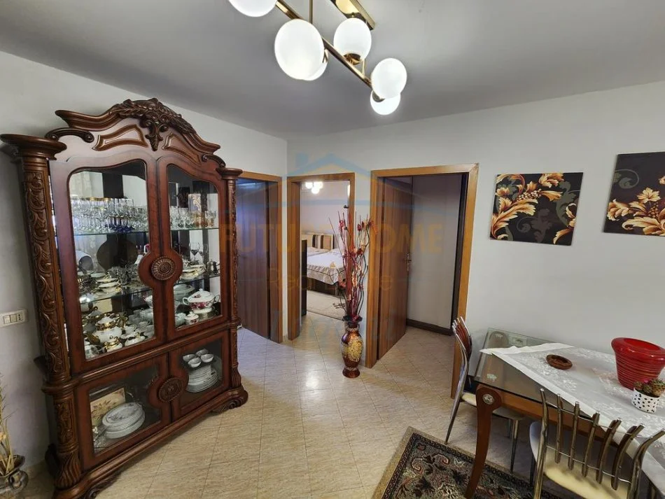 Tirane, jepet me qera apartament 2+1+Ballkon Kati 5, 70 m² 460 € (Rruga Xhanfize Keko)