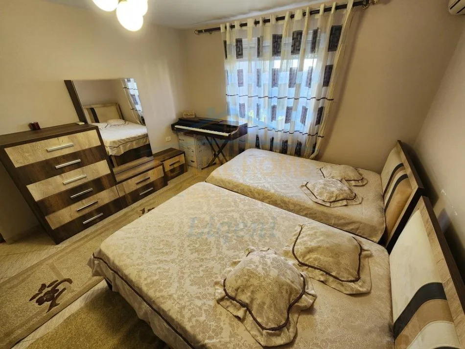 Tirane, jepet me qera apartament 2+1 Kati 5, 70 m² 460 € (Rruga Xhanfize Keko)