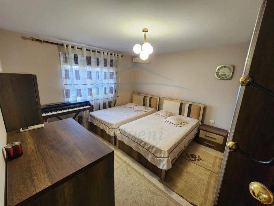Tirane, jepet me qera apartament 2+1+Ballkon Kati 5, 70 m² 460 € (Rruga Xhanfize Keko)