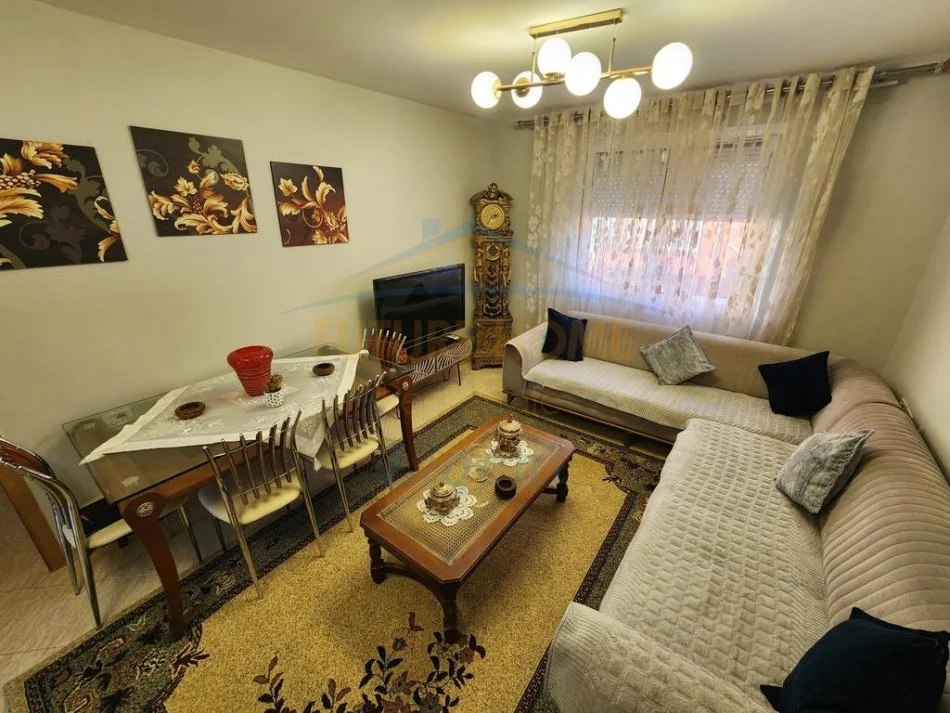 Tirane, jepet me qera apartament 2+1 Kati 5, 70 m² 460 € (Rruga Xhanfize Keko)