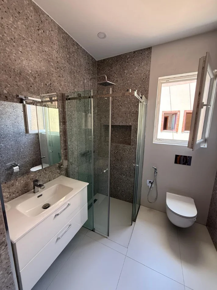 Tirane, jepet me qera zyre Kati 10, 140 m² 2.000 € (Bllok)