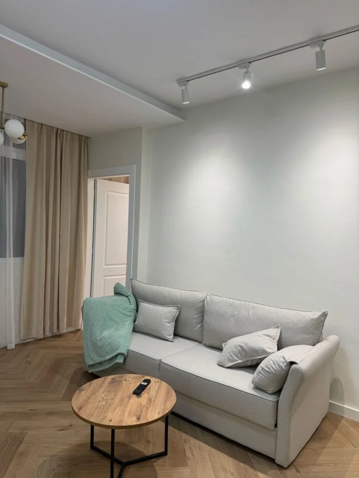 Tirane, jepet me qera apartament 1+1+Ballkon Kati 1, 55 m² 450 € (rruga 5 Maj)