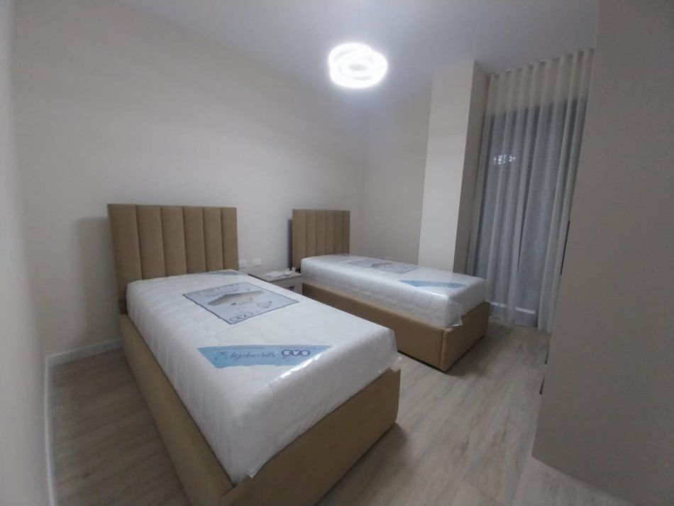 Tirane, jepet me qera apartament 2+1 Kati 1, 90 m² 1.100 € (Liqeni i Thate)