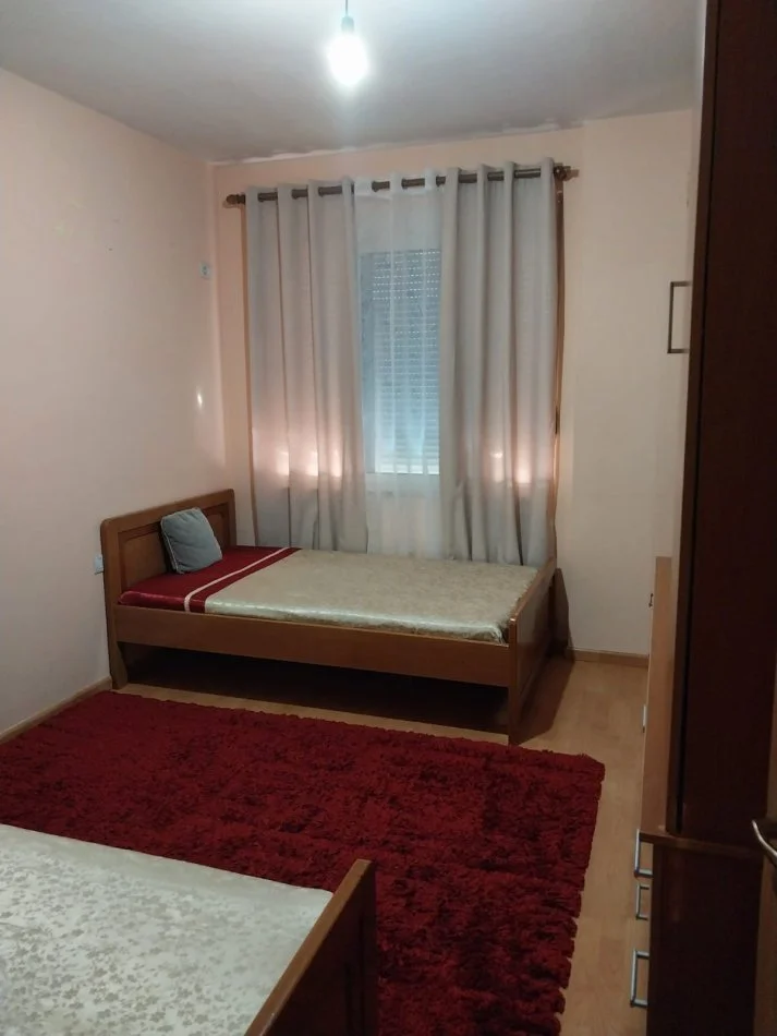 Tirane, jepet me qera 2+1+Ballkon Kati 2, 100 m² 350 € (Restorant Fresku)