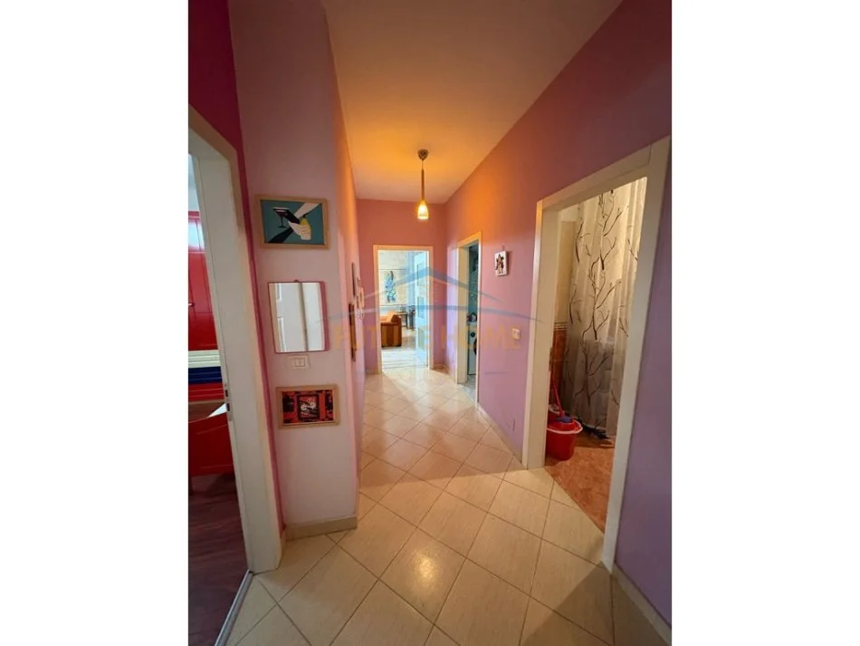 Tirane, jepet me qera apartament 2+1+Ballkon Kati 2, 106 m² 600 € (Komuna e Parisit)