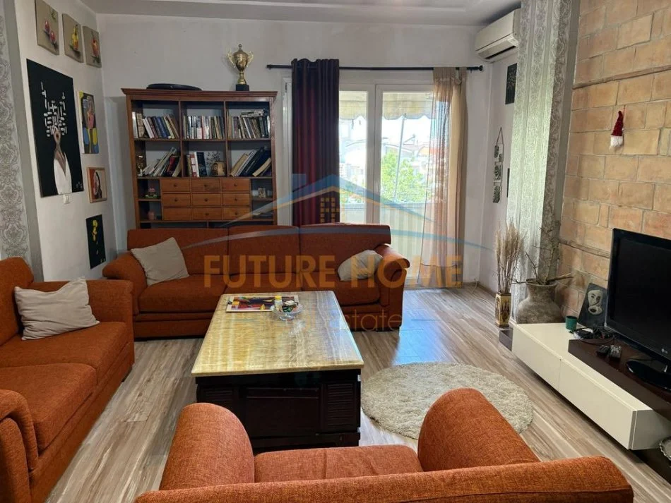 Tirane, jepet me qera apartament 2+1+Ballkon Kati 2, 106 m² 600 € (Komuna e Parisit)